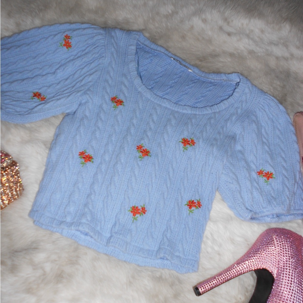 Blue floral embroidered puff sleeve sweater crop top